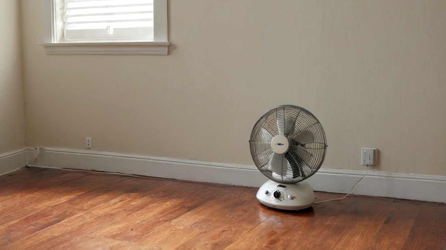 Renter Floor Fan and Window Cross-Ventilation Layout for Heatwave Evenings